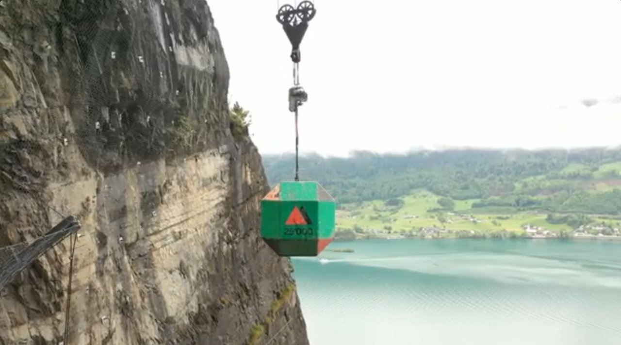 25 Ton Kaya 115km/s hız ile 52metreden düşerse ne olur!!