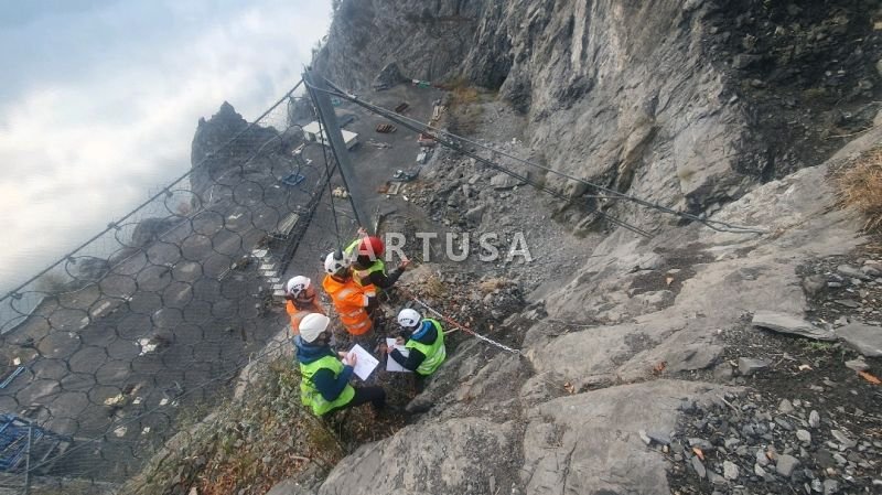 Bariyer hattında kontrol yapan ekip