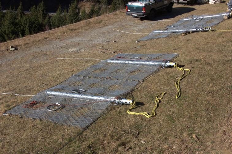 Hazırlık alanında helikopter için birleştirilmiş direk ve ağ panelleri