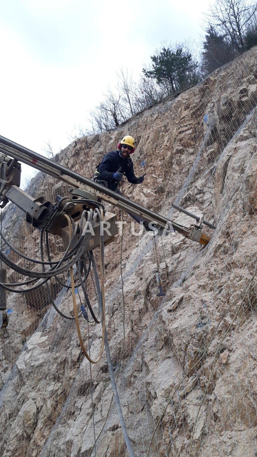 Kaya yüzünde delgi makinesiyle ankraj delgisi