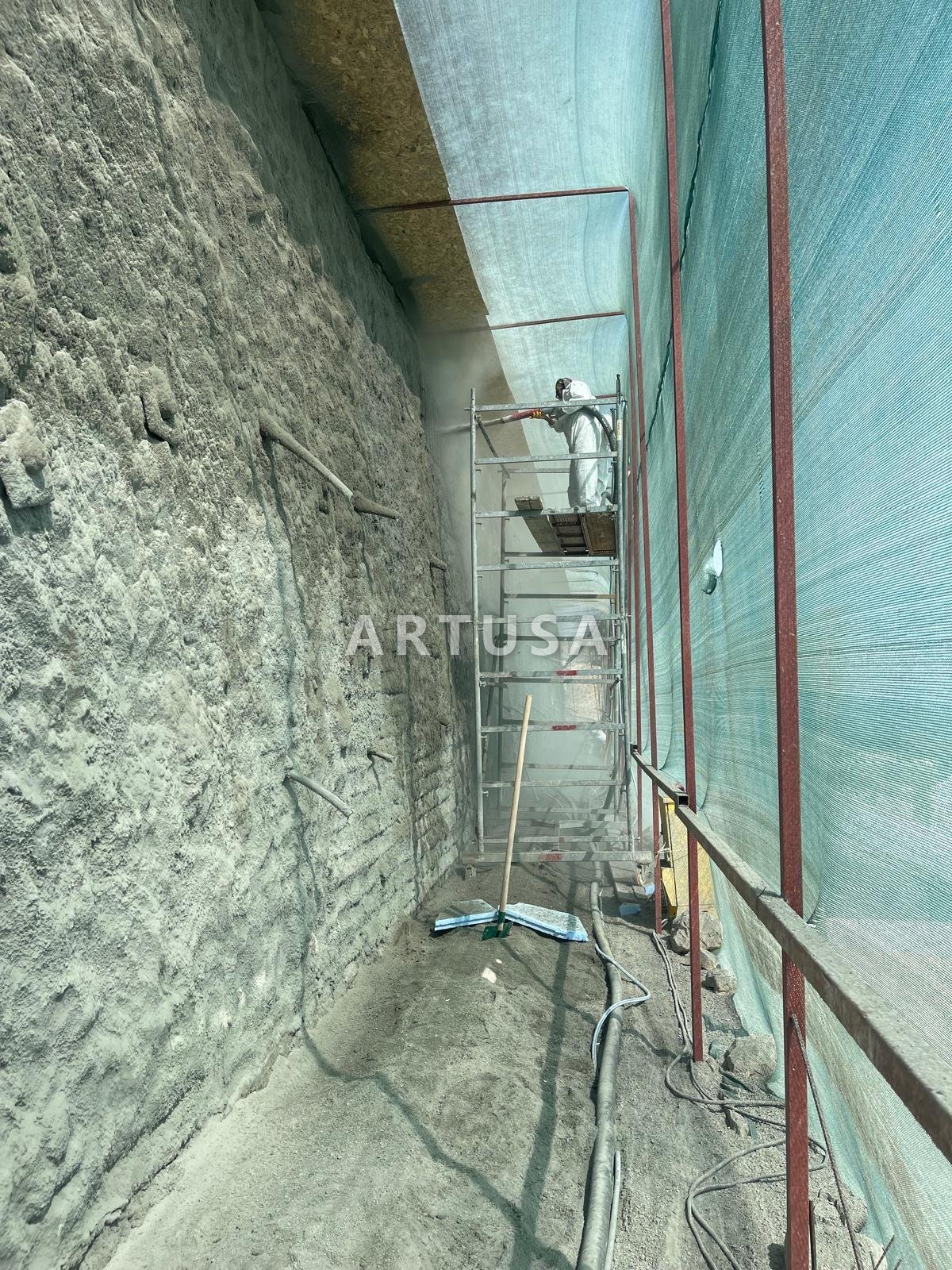 Püskürtme beton yüzeyi ve iskele