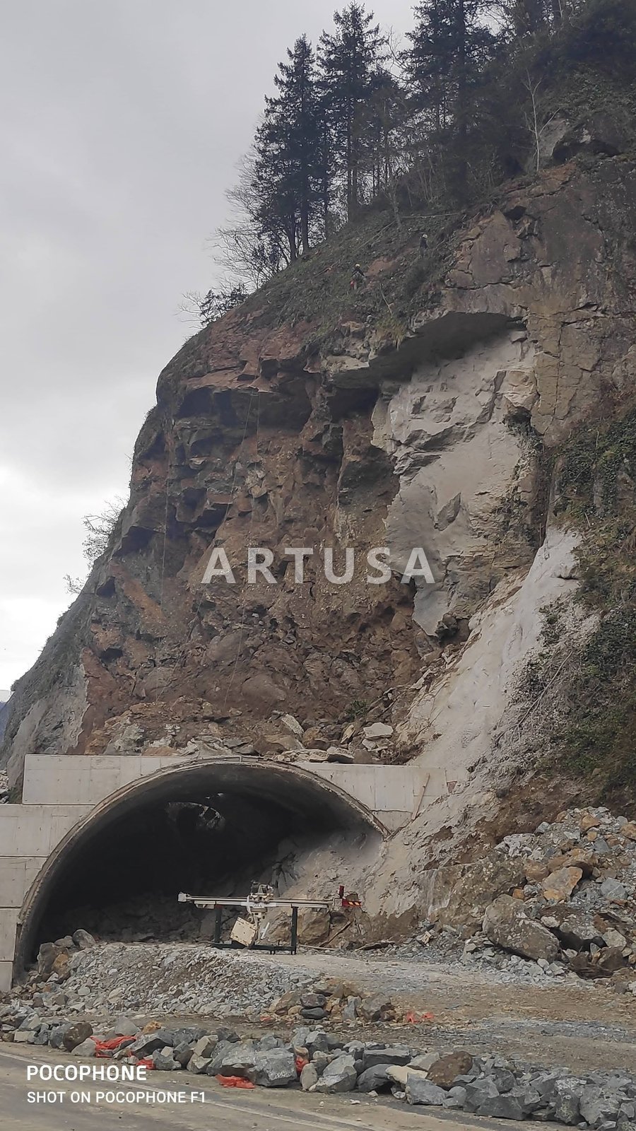 Tünel portalı üstünde ağ